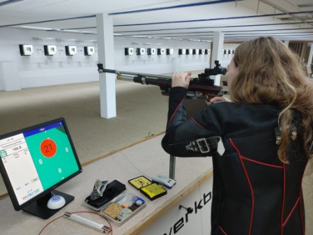 Jugendtrainerin erklärt einem Jugendlichen die richtige Anschlaghaltung